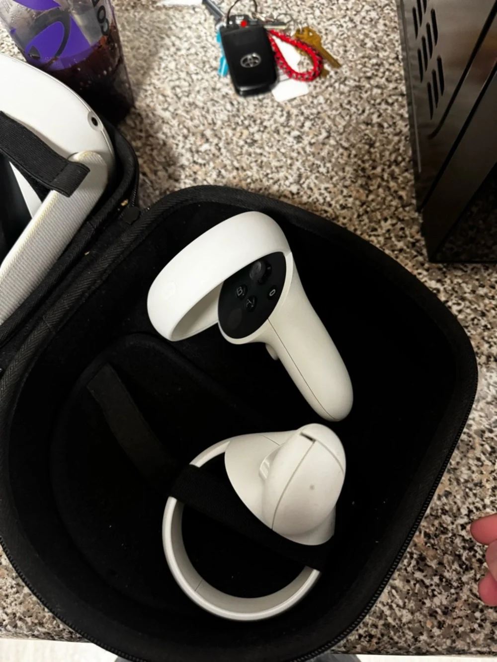 Quest 2 White VR Headset with White Controllers